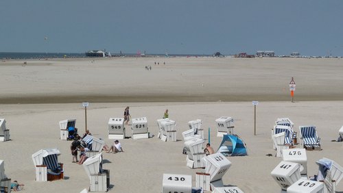 Strand mit Strandkörben.