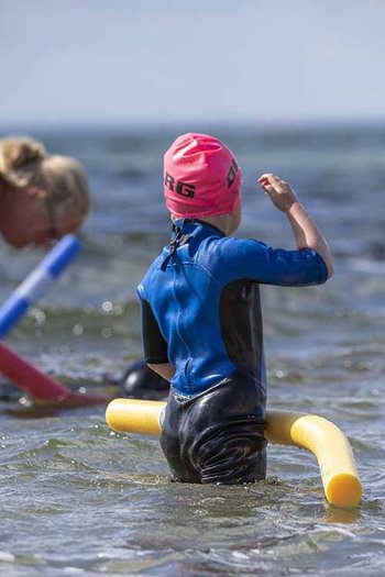 Kind im Meer mit Schwimmnudel