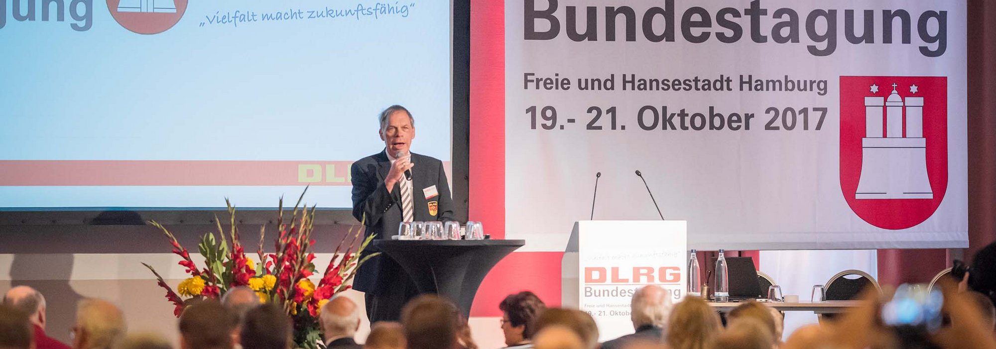 Foto eines Redners der DLRG auf der Bundestagung in Hamburg 2017.