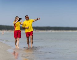 DLRG Rettungsschwimmer in typischer Einsatzkleidung.