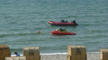 Boot und Jetski der DLRG im Meer.