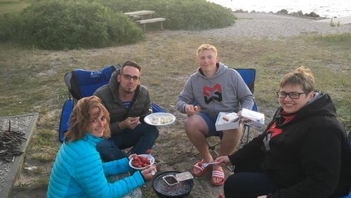 DLRG-Mitglieder sitzen in Campingstühlen zusammen.