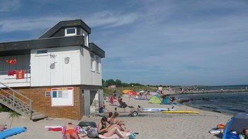 Wachhaus der DLRG am Meer.