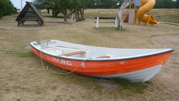 Rettungsboot auf dem Spielplatz.