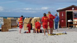 Rettungsschwimmer bei Einsatzübung am Strand.